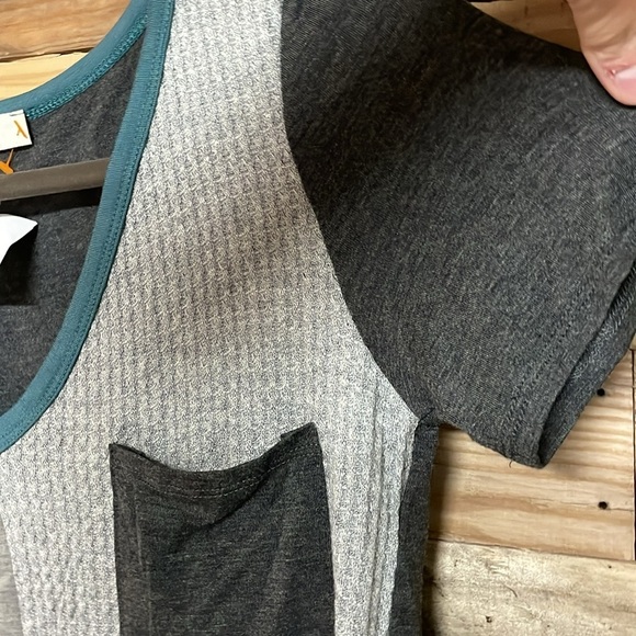 A.Gain size S Gray with Cheetah Print V-neck Waffle Knit Short Sleeve T-Shirt - Picture 6 of 9